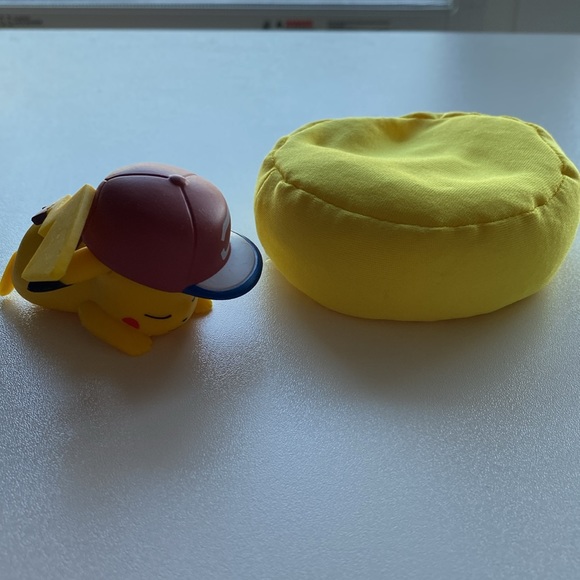 Pikachu sleeping figure - Picture 2 of 3